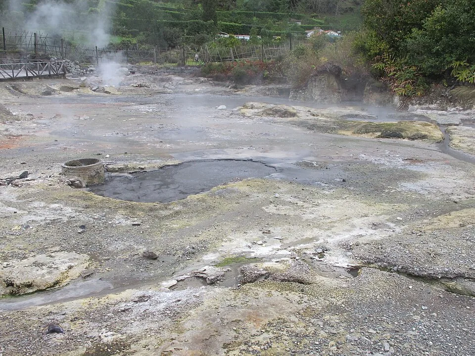 Furnas Caldeira Mudpots