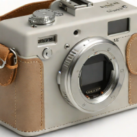 Megagear EverReady Leather Camera Case